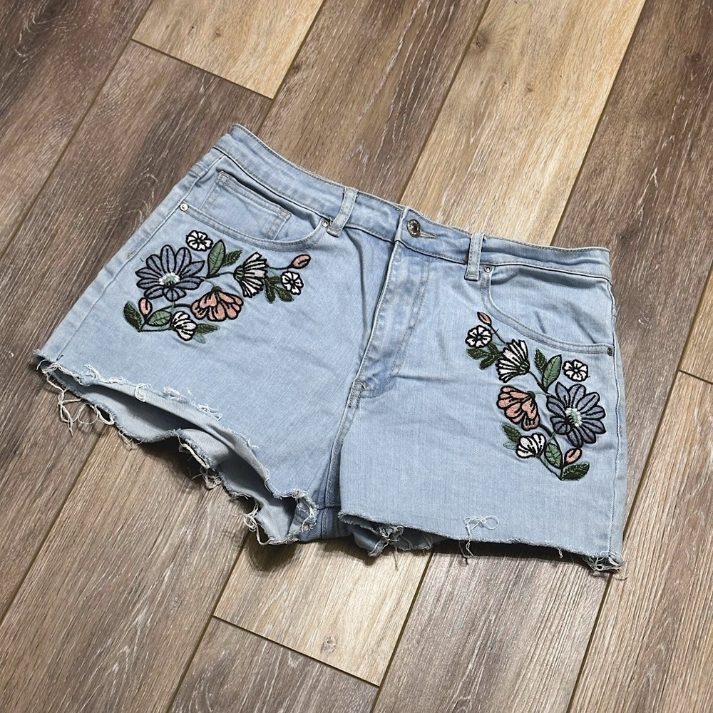🛍️Cute embroidered + distressed 2 inch Jean shorts size 29 great condition.